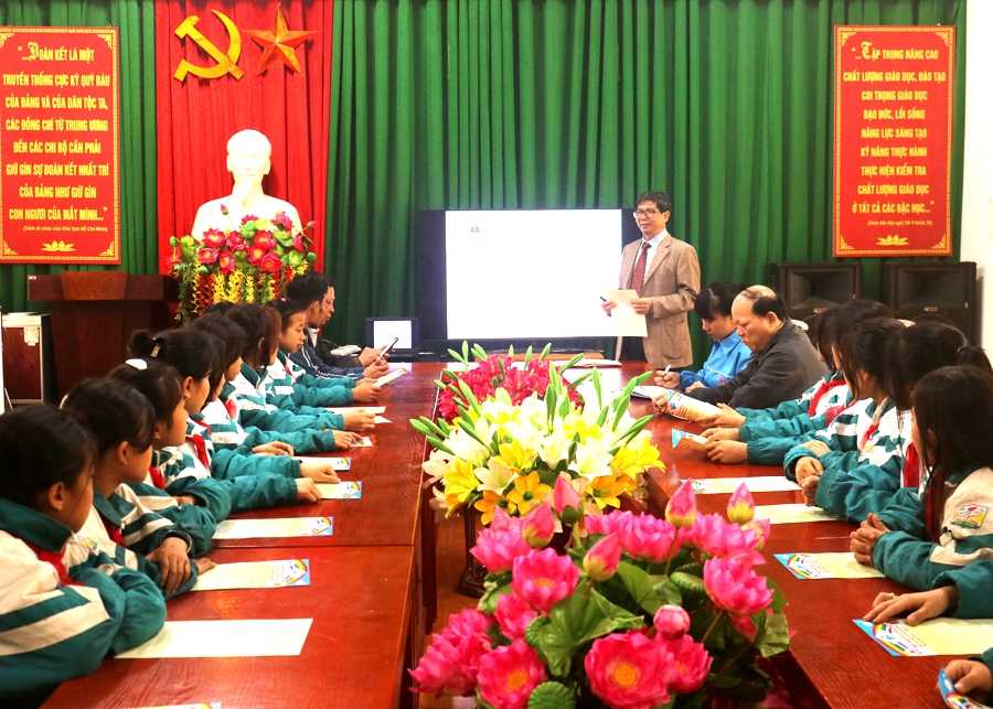 Lãnh đạo Liên hiệp các hội Khoa học và Kỹ thuật tỉnh phổ biến nội dung cuộc thi tại Trường PTDT bán trú THCS xã Yên Cường (Bắc Mê).