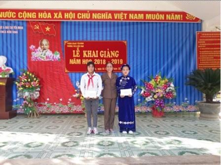 Hà Giang trao học bổng 