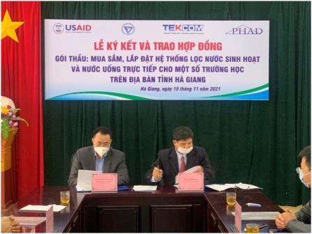 Lễ ký kết, trao hợp đồng gói thầu mua sắm, lắp đặt hệ thống lọc nước sinh hoạt và nước uống trực tiếp cho một số trường học trên địa bàn tỉnh