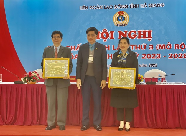 Đồng chí Chủ tịch Liên hiệp các Hội KH&KT tỉnh được nhận Bằng khen của Tổng LĐLĐ Việt Nam