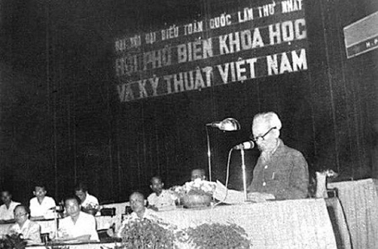 Ngày 18/5/1963, Chủ tịch Hồ Chí Minh đã gặp mặt giới trí thức, đến năm 2013 Việt Nam đã chọn ngày này để kỷ niệm, tôn vinh những người làm khoa học.