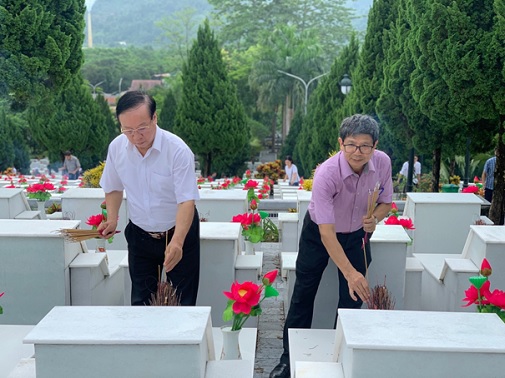 Đoàn đại biểu VIFOTEC dâng hương các AHLS tại Nghĩa trang Liệt sỹ Quốc gia Vị Xuyên